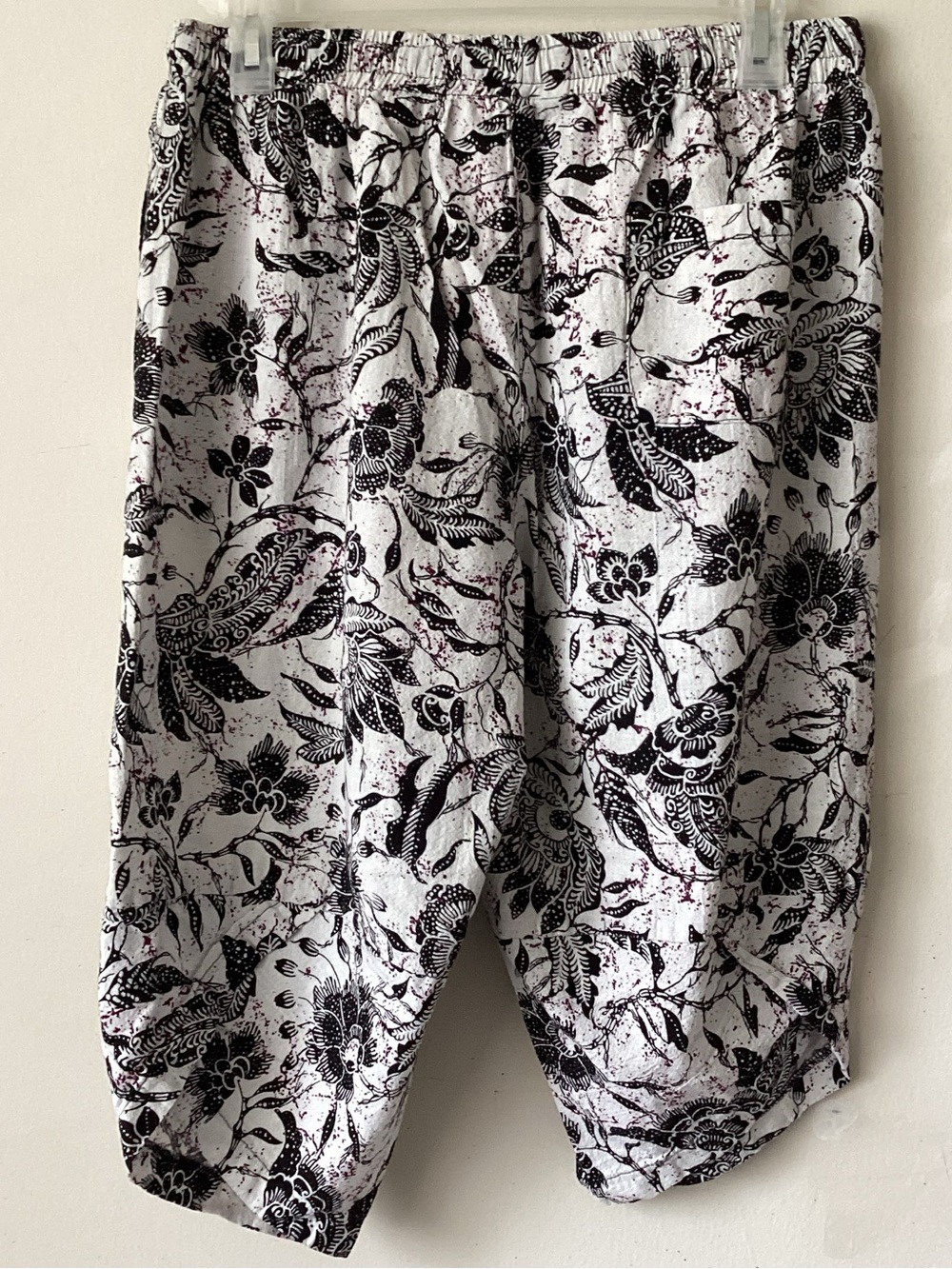 Kin Women's Black & White Floral Capris